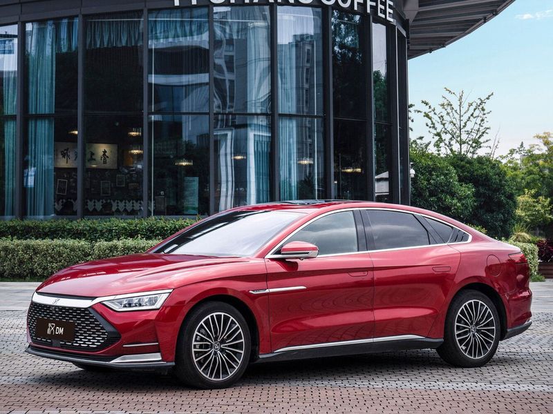 BYD Han I، سيدان DM — منظر أمامي بزاوية ثلاثة أرباع