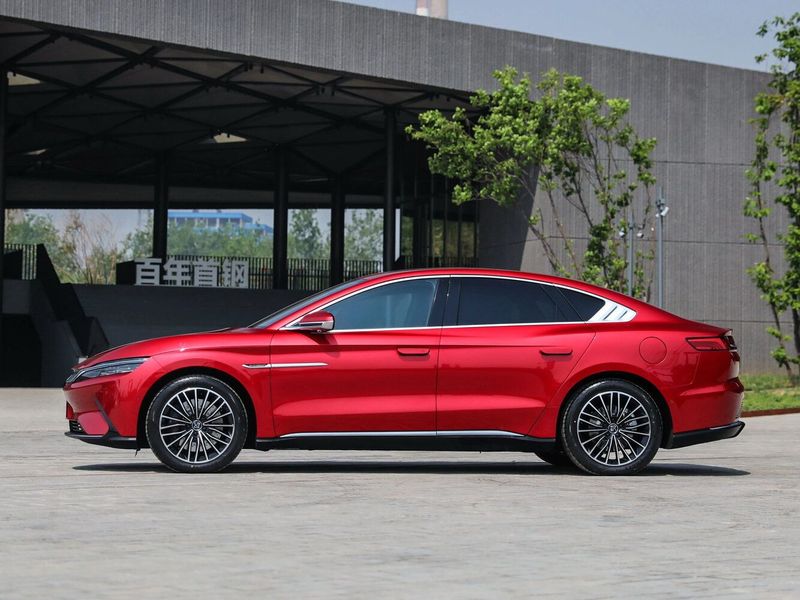 BYD Han I، سيدان EV — منظر من الجانب الأيسر