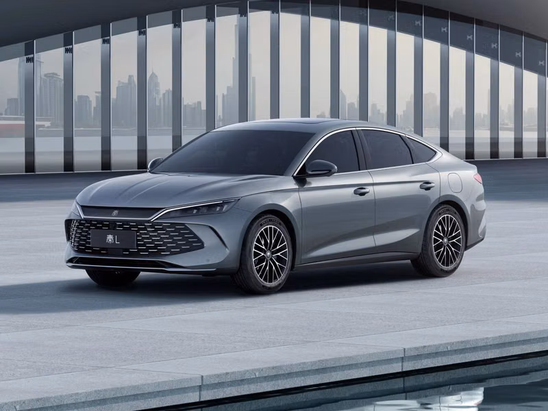 BYD Qin III, Седан L — вид спереди в три четверти