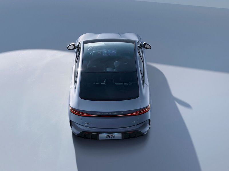 BYD Seal، سيدان — منظر خلفي بزاوية ثلاثة أرباع