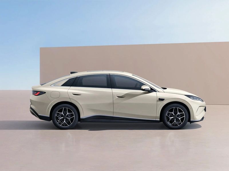 BYD Seal 06، سيدان EV — منظر من الجانب الأيمن