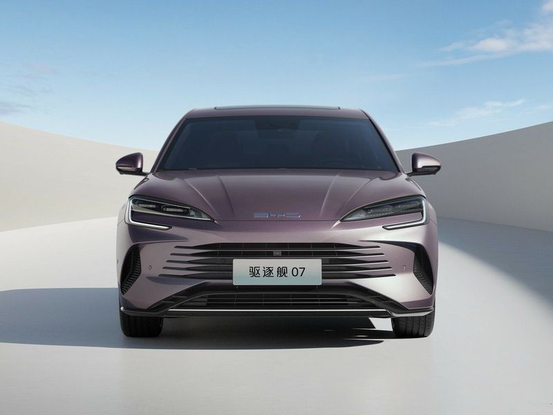 BYD Seal 07، سيدان — منظر أمامي