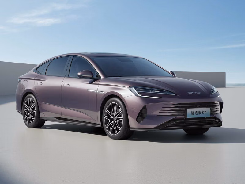 BYD Seal 07، سيدان — منظر أمامي بزاوية ثلاثة أرباع