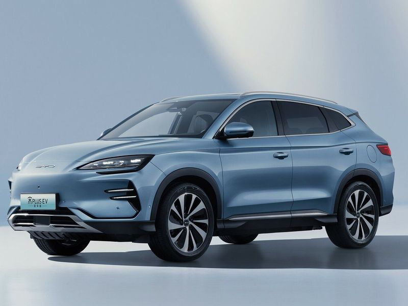 BYD Song Plus I Рестайлинг, Внедорожник 5 дв. EV — вид спереди в три четверти