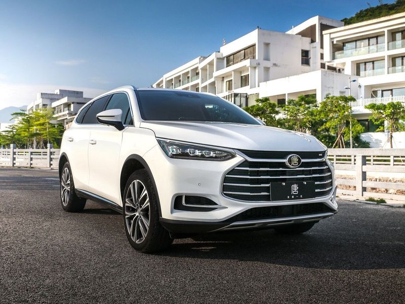 BYD Tang ثانياً، دفع رباعي 5 أبواب — منظر أمامي بزاوية ثلاثة أرباع
