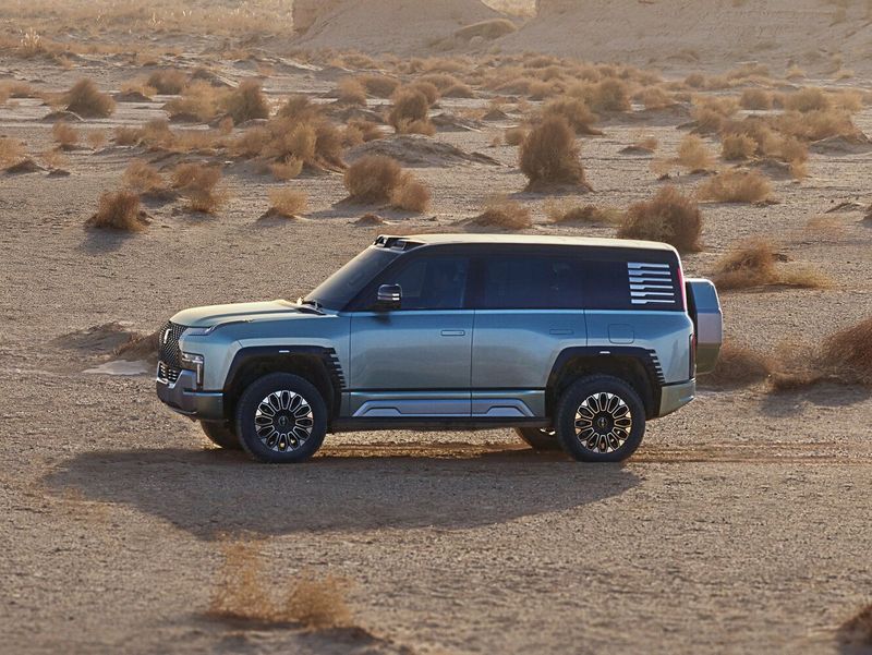 BYD Yangwang U8، دفع رباعي 5 أبواب — منظر أمامي بزاوية ثلاثة أرباع