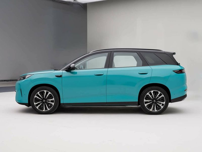 BYD Yuan Plus II، دفع رباعي 5 أبواب — منظر من الجانب الأيسر