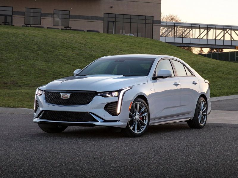 Cadillac CT4 I, Седан — вид спереди справа