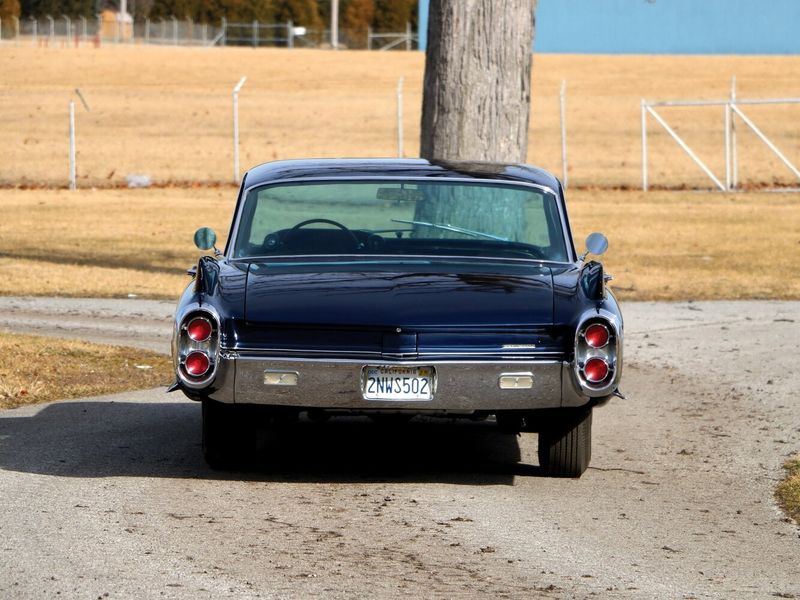 Cadillac Eldorado IV Рестайлинг, Седан-хардтоп Brougham — вид сзади