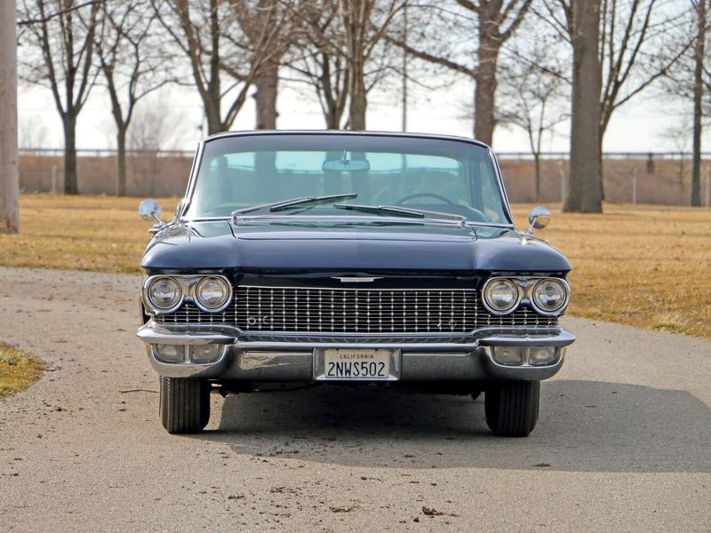 Cadillac Eldorado IV Рестайлинг, Седан-хардтоп Brougham — вид спереди