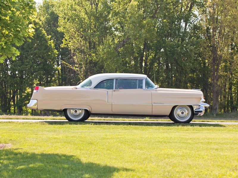 Cadillac Series 62 رابعاً، كوبيه - سقف صلب — منظر من الجانب الأيسر