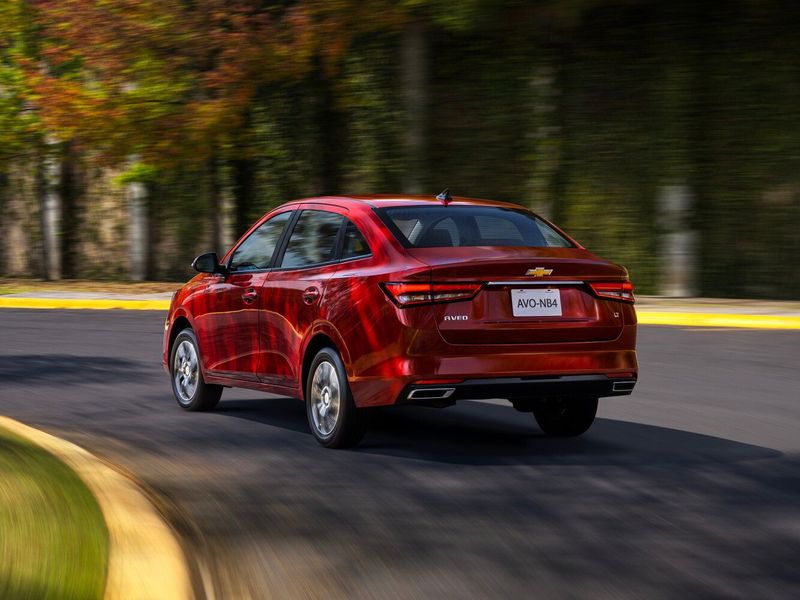 Chevrolet Aveo III, Седан — вид сзади слева