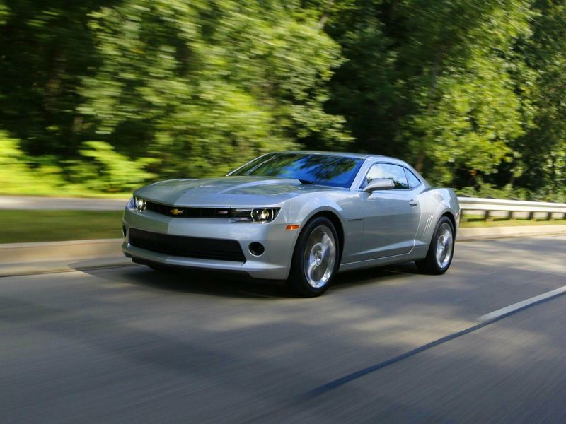 Chevrolet Camaro فيس ليفت V، كوبيه — منظر أمامي أيمن