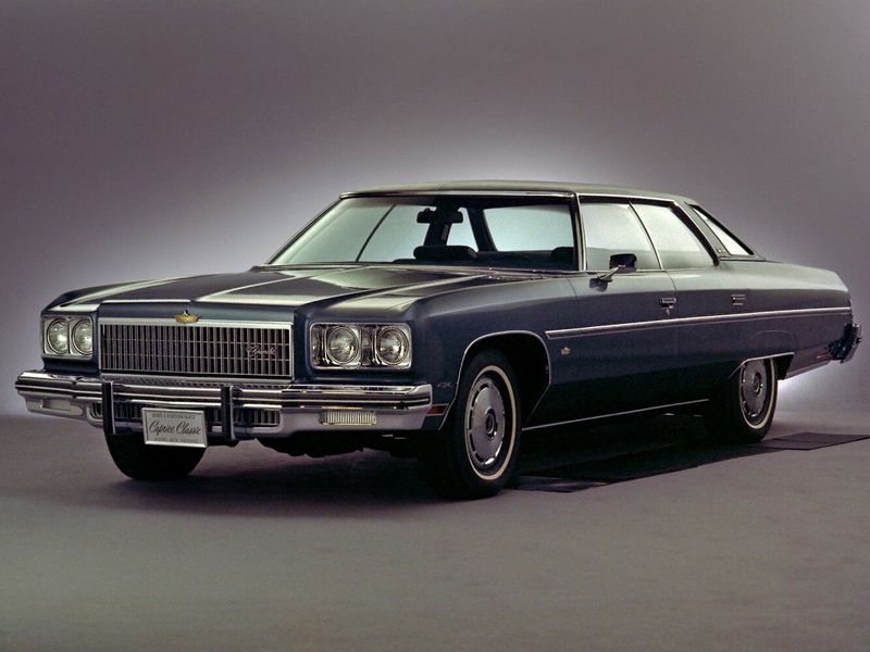 Chevrolet Caprice ثانياً، سيدان - سقف صلب — منظر أمامي أيمن