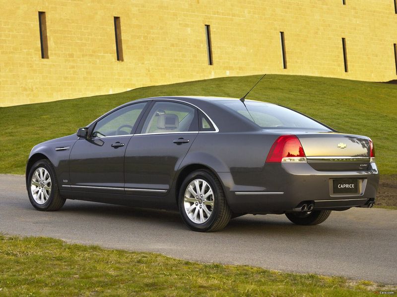 Chevrolet Caprice سادساً، سيدان — منظر خلفي أيمن