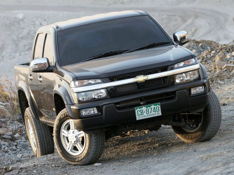Chevrolet Colorado I, Пикап двойная кабина — вид спереди справа