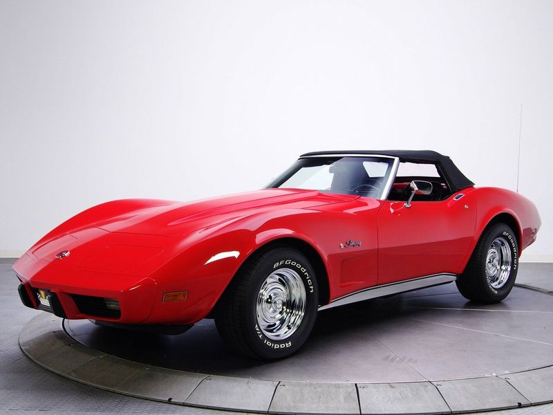 Chevrolet Corvette C3، قابلة للتحويل — منظر أمامي أيمن