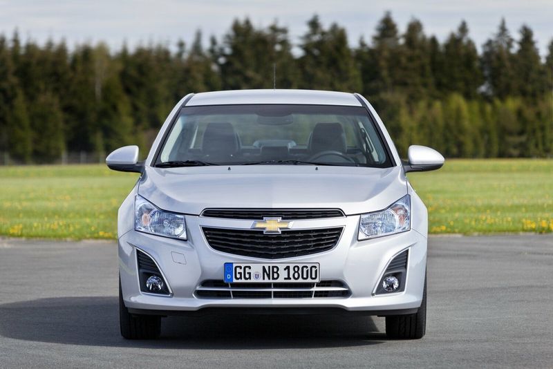 Chevrolet Cruze I Рестайлинг, Седан — вид спереди