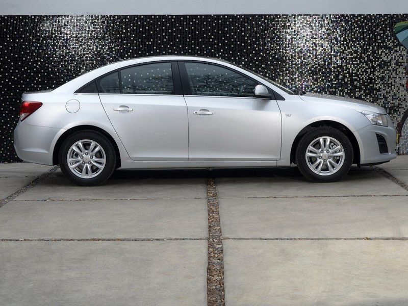 Chevrolet Cruze I Рестайлинг, Седан — вид справа