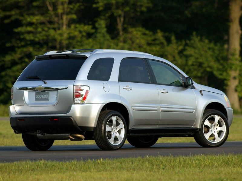 Chevrolet Equinox I، دفع رباعي 5 أبواب — منظر خلفي أيمن
