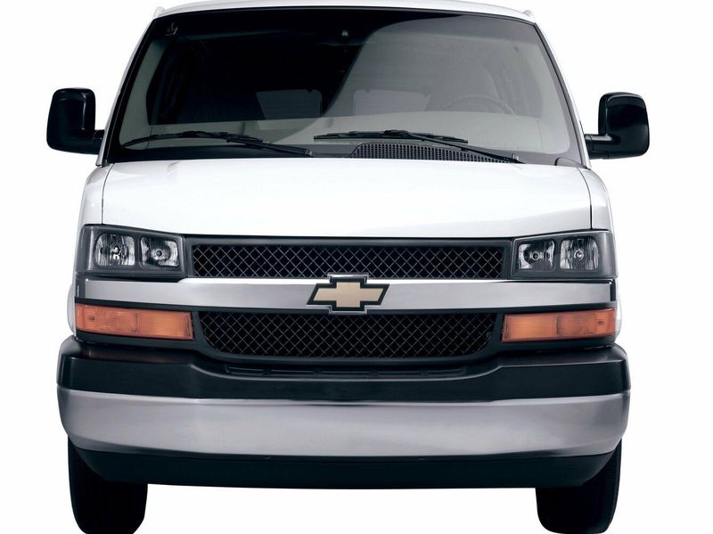 Chevrolet Express ثانياً، ميني فان — منظر أمامي