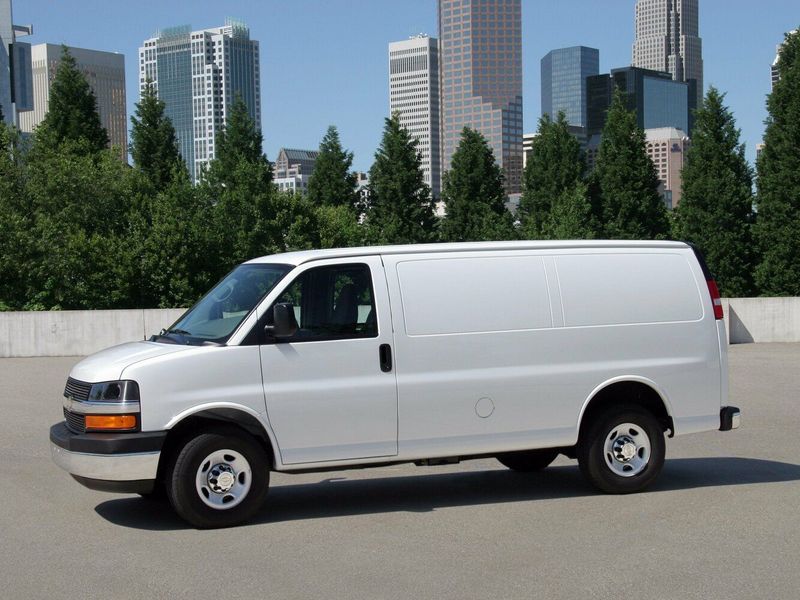 Chevrolet Express ثانياً، ميني فان — منظر أمامي أيسر