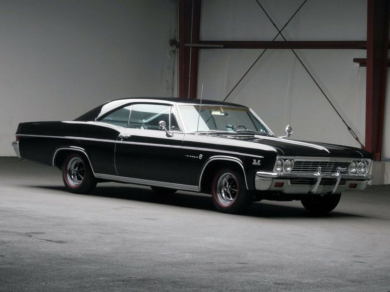 Chevrolet Impala رابعاً، كوبيه - سقف صلب — منظر أمامي أيمن