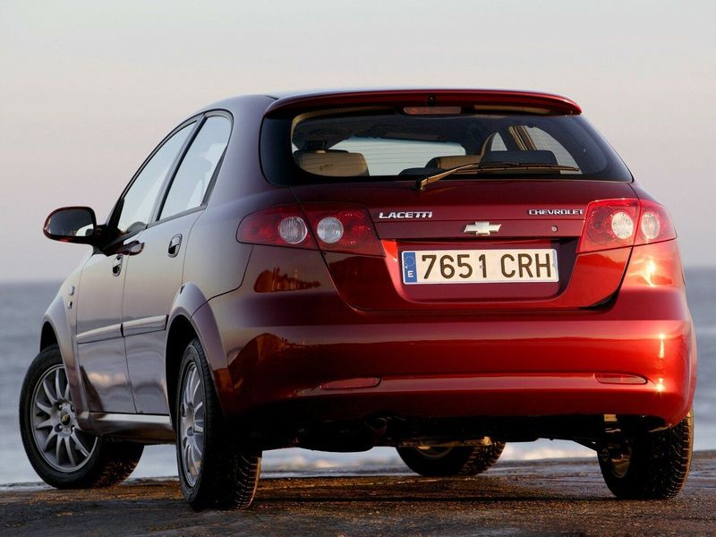Chevrolet Lacetti I، هاتشباك 5 أبواب — منظر خلفي أيسر