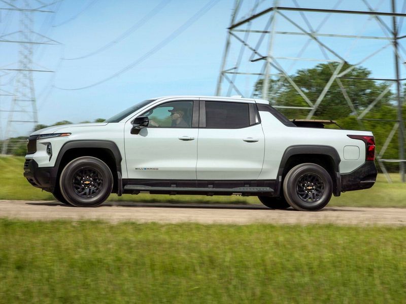Chevrolet Silverado عملية فيس ليفت IV (T1XX)، بيك أب بكابينة مزدوجة EV — منظر من الجانب الأيمن