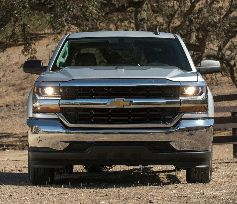 Chevrolet Silverado عملية فيس ليفت III (K2XX)، بيك أب بكابينة مزدوجة Crew — منظر أمامي