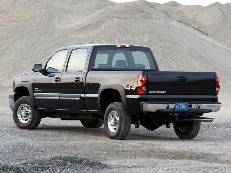Chevrolet Silverado I (GMT800) Рестайлинг, Пикап двойная кабина Crew Cab — вид сзади слева