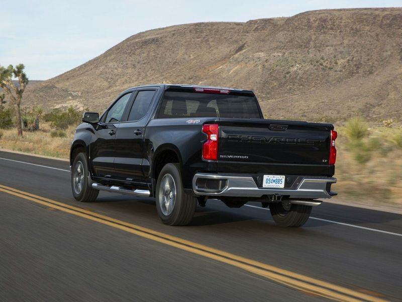 Chevrolet Silverado عملية فيس ليفت IV (T1XX)، بيك أب بكابينة مزدوجة Crew — منظر خلفي بزاوية ثلاثة أرباع