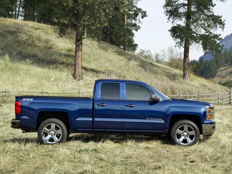 Chevrolet Silverado III (K2XX)، بيك أب بكابينة ونصف Double Cab — منظر من الجانب الأيسر