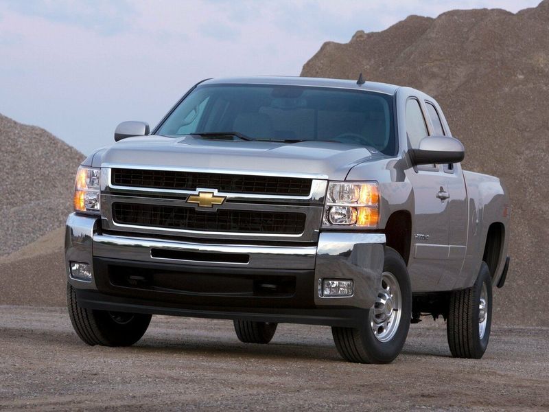 Chevrolet Silverado II (GMT900)، بيك أب بكابينة ونصف Extended Cab — منظر أمامي أيمن
