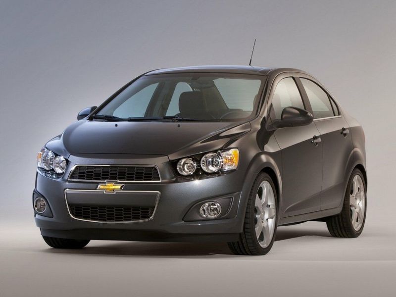 Chevrolet Sonic I، سيدان — منظر أمامي أيسر