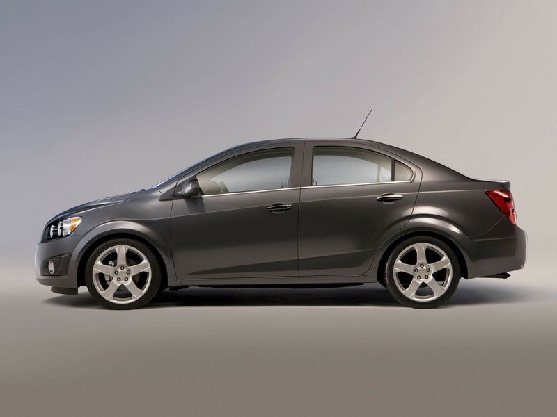 Chevrolet Sonic I، سيدان — منظر من الجانب الأيسر