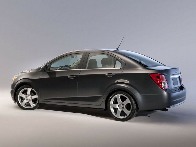 Chevrolet Sonic I، سيدان — منظر خلفي أيسر