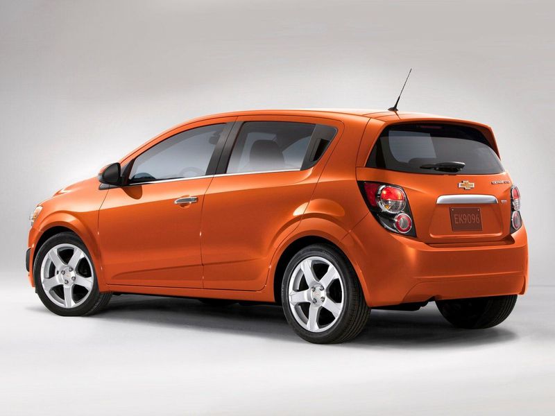 Chevrolet Sonic I، هاتشباك 5 أبواب — منظر خلفي أيمن