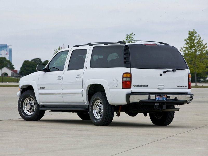 Chevrolet Suburban IX, Внедорожник 5 дв. — вид сзади справа
