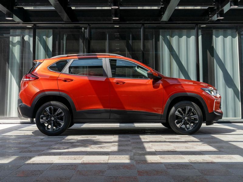 Chevrolet Tracker رابعاً، دفع رباعي 5 أبواب — منظر من الجانب الأيمن