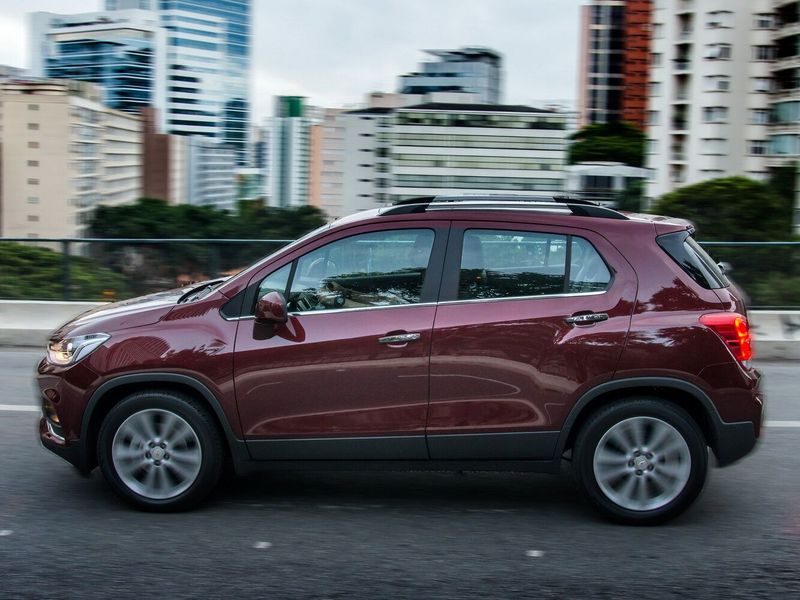 Chevrolet Tracker ثالثاً فيس ليفت، دفع رباعي 5 أبواب — منظر من الجانب الأيمن