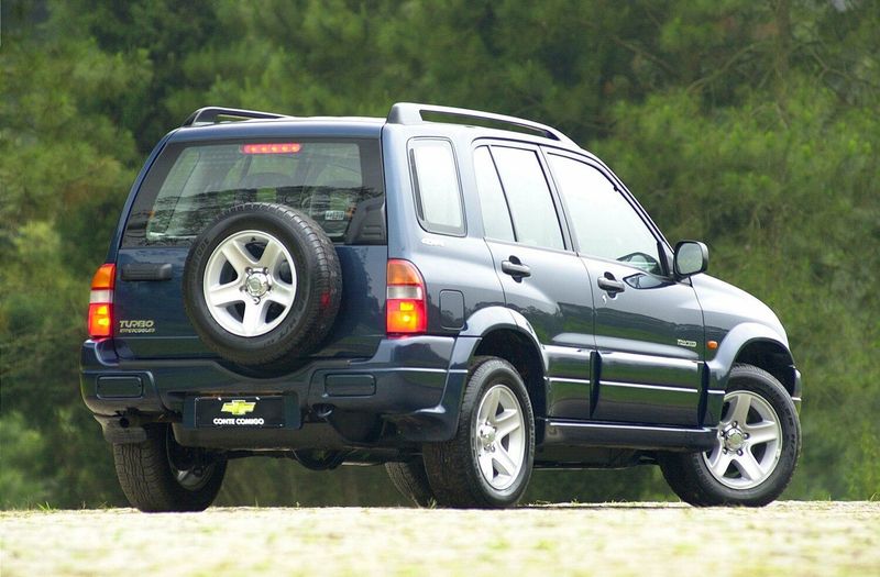 Chevrolet Tracker ثانياً، دفع رباعي 5 أبواب — منظر خلفي أيمن