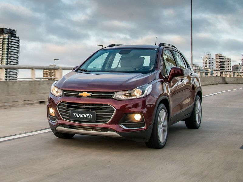 Chevrolet Tracker ثالثاً فيس ليفت، دفع رباعي 5 أبواب — منظر أمامي أيمن