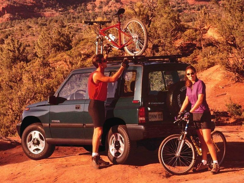 Chevrolet Tracker I، دفع رباعي 3 أبواب — منظر خلفي أيسر