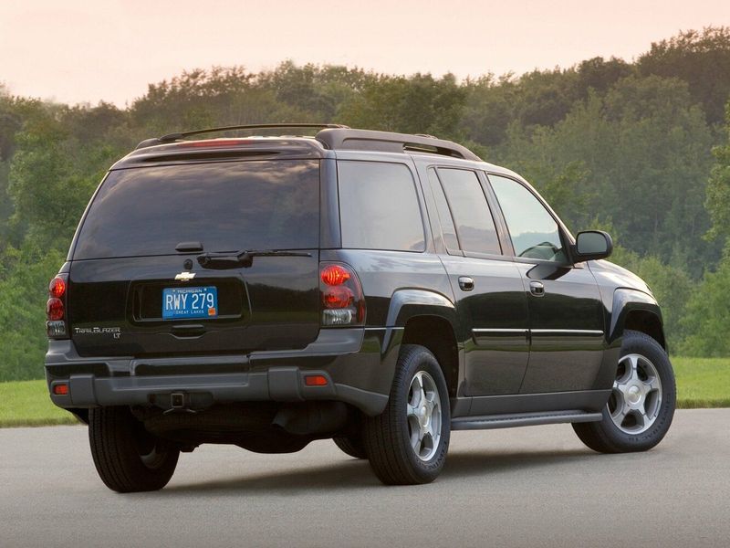 Chevrolet TrailBlazer I، دفع رباعي 5 أبواب EXT — منظر خلفي أيمن