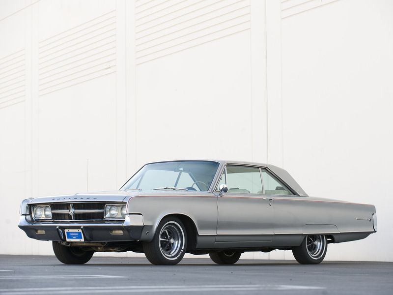 Chrysler 300 Letter Series V (300 لتر)، كوبيه - سقف صلب — منظر أمامي بزاوية ثلاثة أرباع