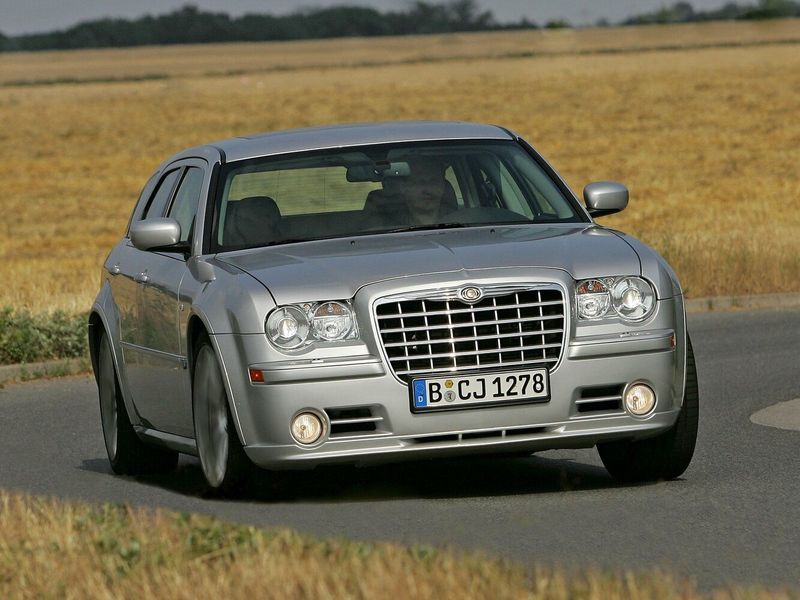 Chrysler 300C I، واجون 5 أبواب SRT8 — منظر أمامي أيمن