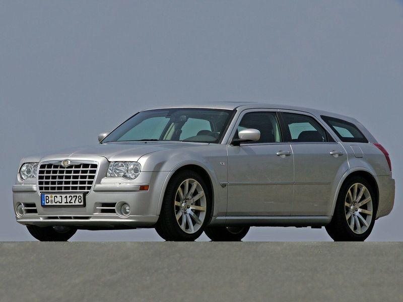 Chrysler 300C I، واجون 5 أبواب SRT8 — منظر أمامي أيمن