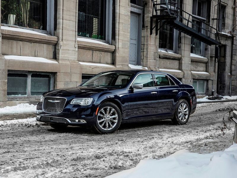 Chrysler 300C فيس ليفت الثاني، سيدان — منظر أمامي أيمن