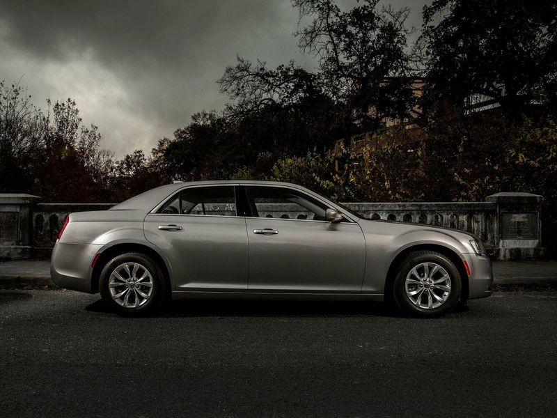 Chrysler 300C فيس ليفت الثاني، سيدان — منظر من الجانب الأيمن